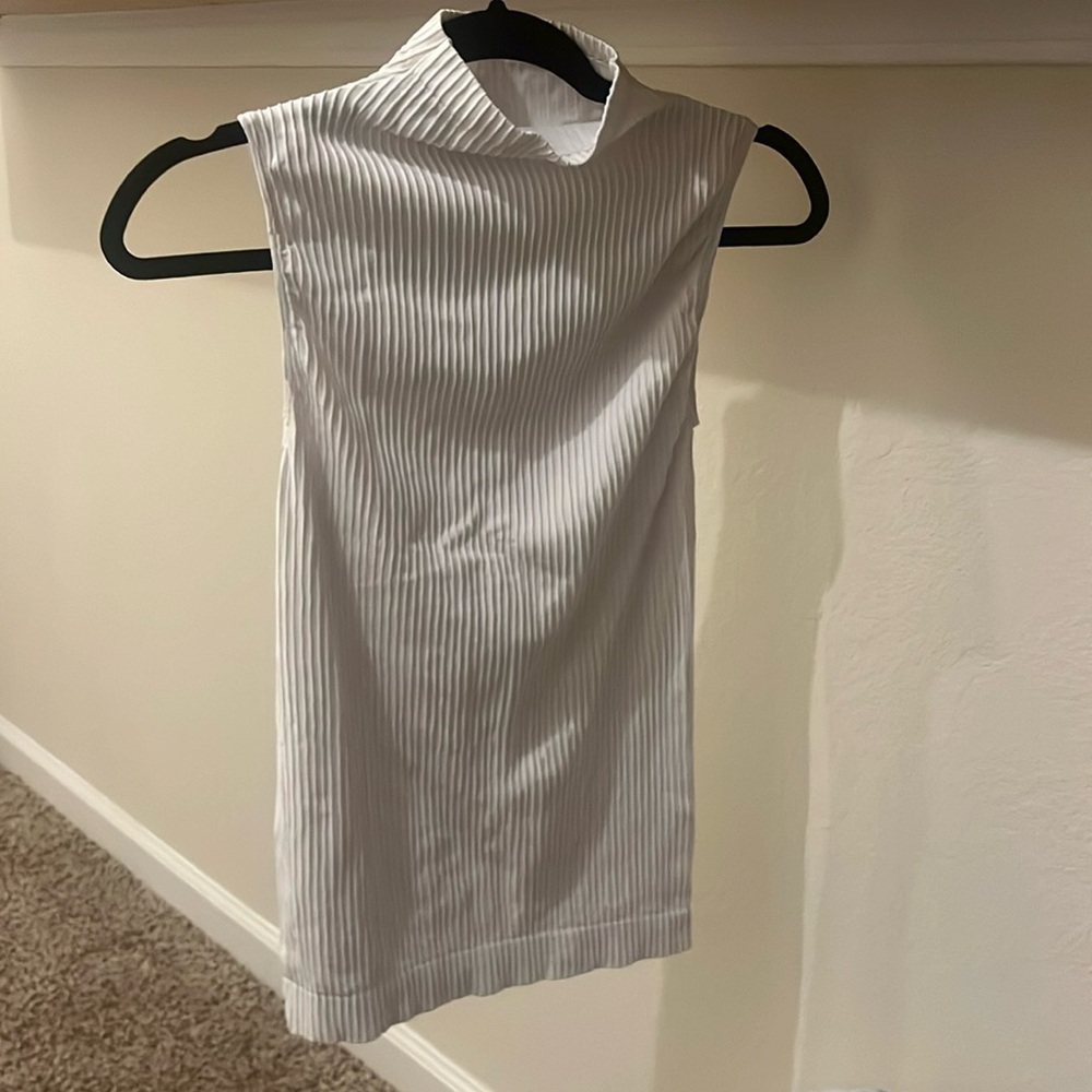 White textured sleeveless turtleneck. Stretchy can fit xs, s, and m